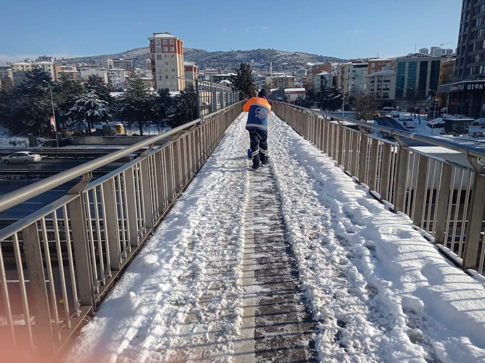 İSTANBUL’DA KAR KALINLIĞI 40 CM’YE ULAŞTI