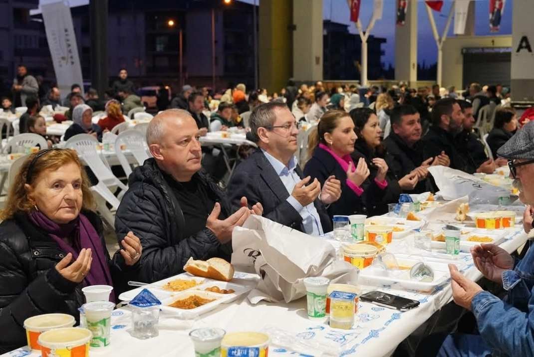Ayvalık beldiyeden ilk iftar-3