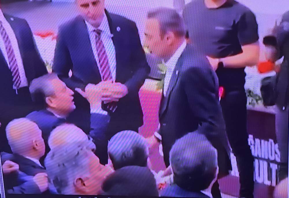 CHP’de Kritik Kurultay: tek aday Özgür Özel hapisteki Ekrem İmamoğlu'nun koktuğu ayrıldı yeri boş bırakıldı