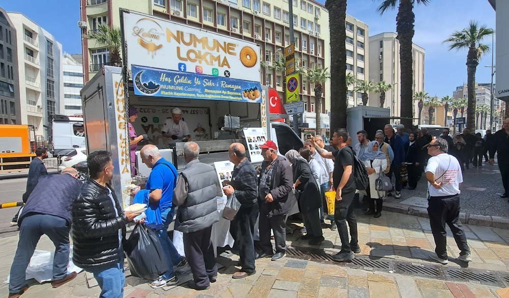 İzmir ekonomi basını 12 değerli gazeteci için anma töreni düzenlendi