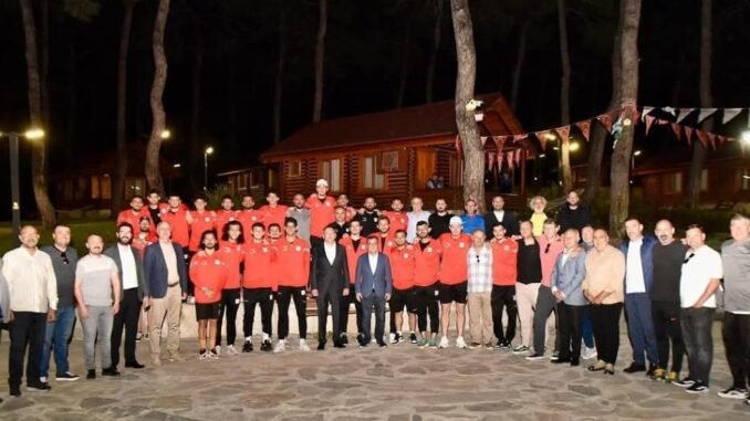 Başkan Ergin Ayvalıkgücü Belediyespor’la kampta bir araya geldi-1