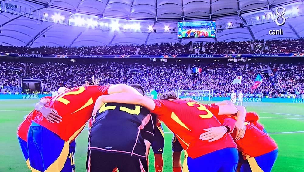 DÜNYA KUPASI İSPANYA: 5 FRANSA: 4DÜNYA UEFA kupasında İspanyol Milli FT ile Fransa Milli FT karşı karşıya geldi.